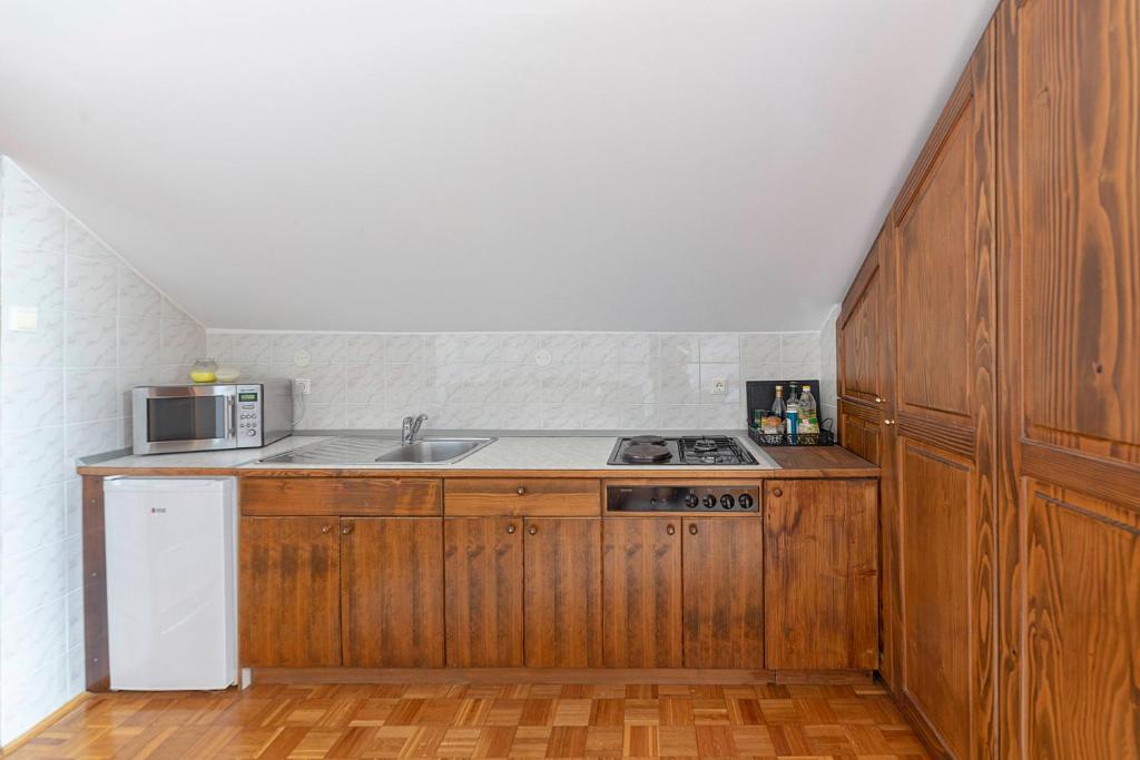 Kuchyň nebo kuchyňský kout v ubytování Bed and Breakfast Mili Vrh