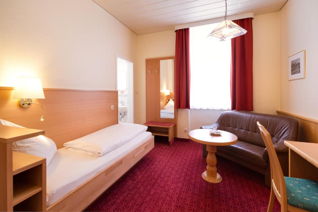 Postel nebo postele na pokoji v ubytování Hotel Bergfried & Schönblick