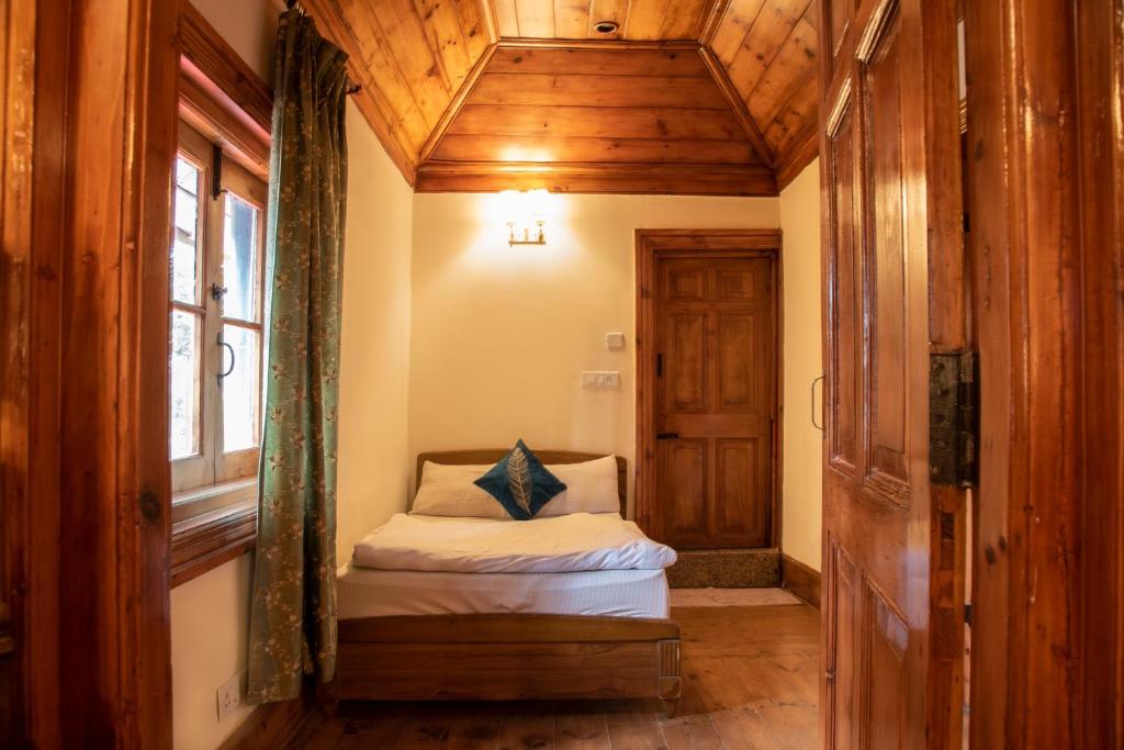Postel nebo postele na pokoji v ubytování Shimla British Resort