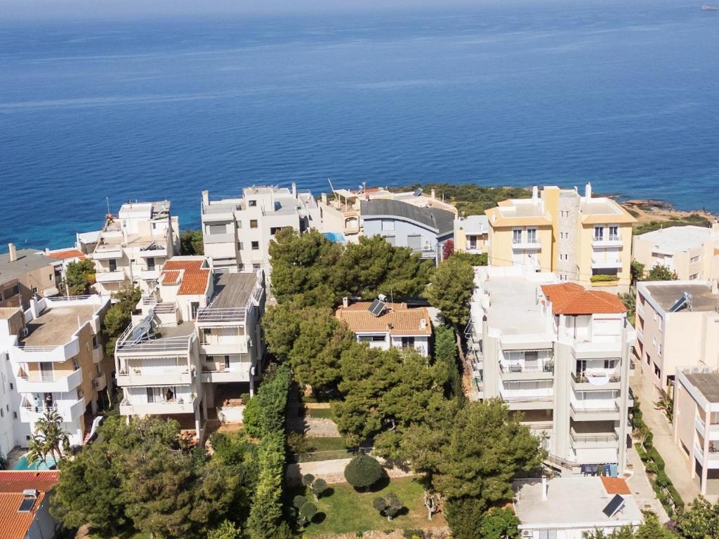 Androu 9 في Saronida: اطلالة جوية للمباني امام المحيط