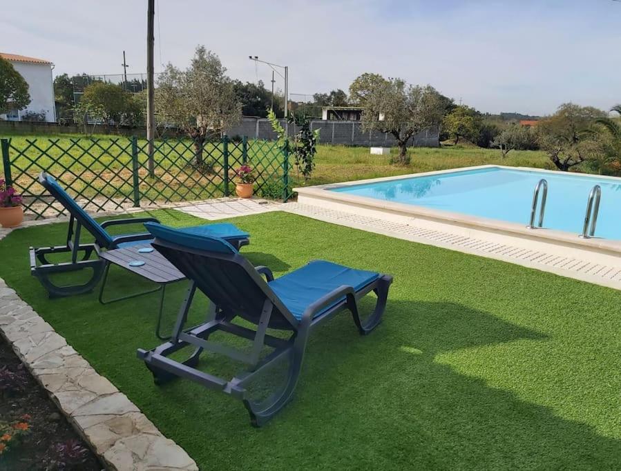 2 sillas, mesa y piscina en Casa Alegria - Vista da Serra, 
