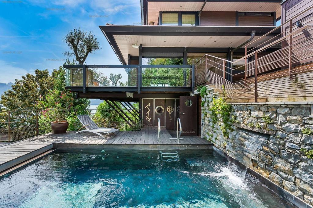 une maison avec une piscine et une terrasse dans l'établissement Lac d'Annecy villa d'exception avec accès au lac : Villa Hollywood, à Sévrier
