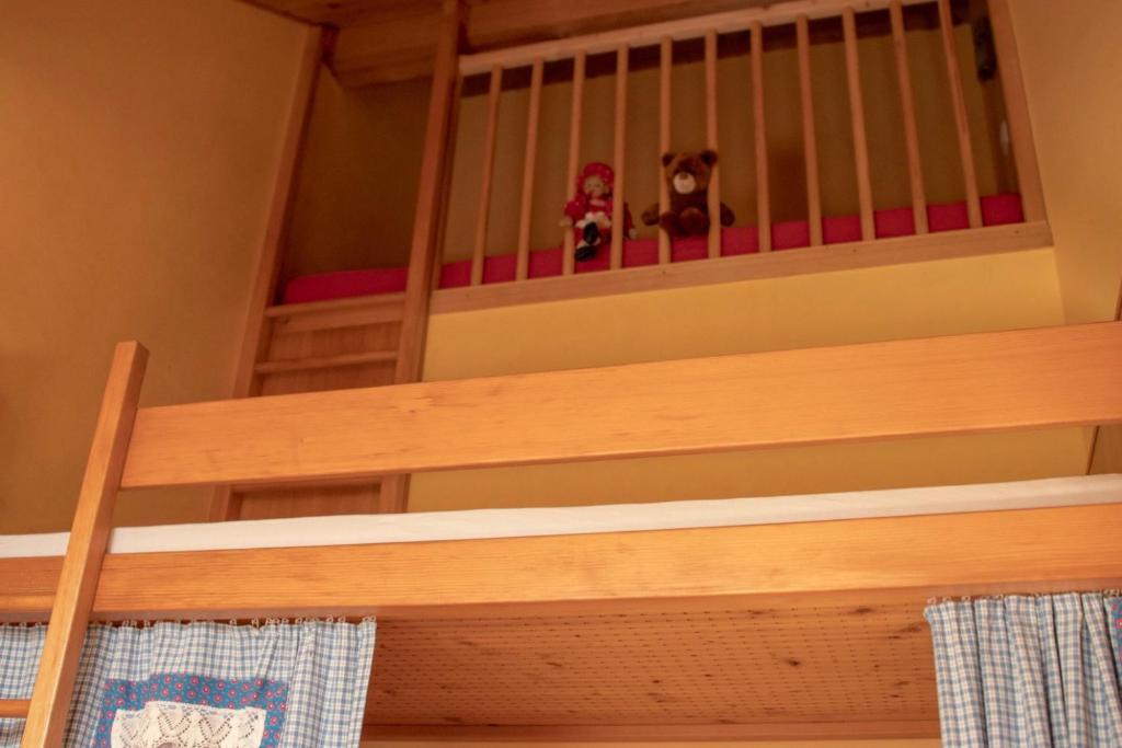 Palanda nebo palandy na pokoji v ubytování Bio Ferienbauernhof Greber