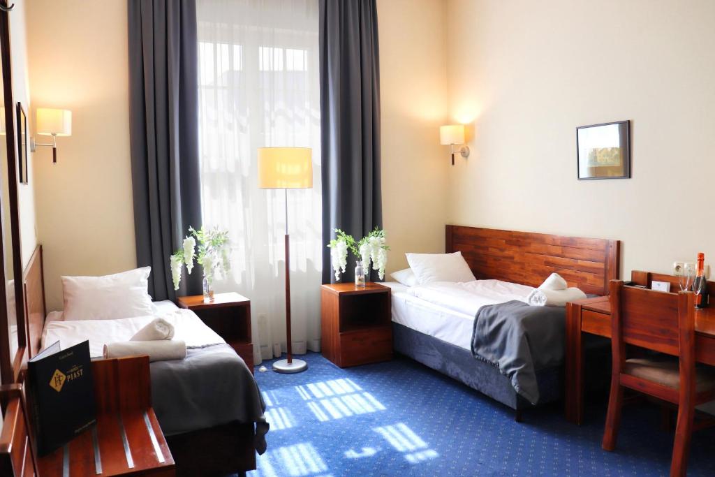 Posteľ alebo postele v izbe v ubytovaní Hotel Piast Wrocław Centrum