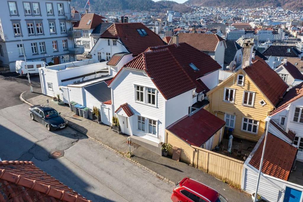 eine Luftansicht eines Wohnviertels mit Häusern in der Unterkunft Dinbnb Apartments I Skansen funhouse! Gym, outdoor-area & location! in Bergen