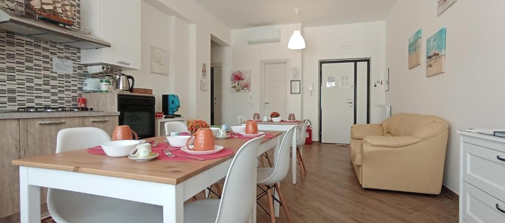 een keuken en eetkamer met een tafel en stoelen bij B & B civico 6 rooms in Salerno