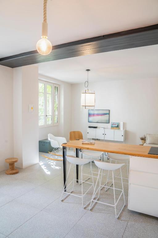 une salle à manger avec une table et des chaises dans l'établissement Les Maisons Secrètes, à Saint-Rémy-de-Provence