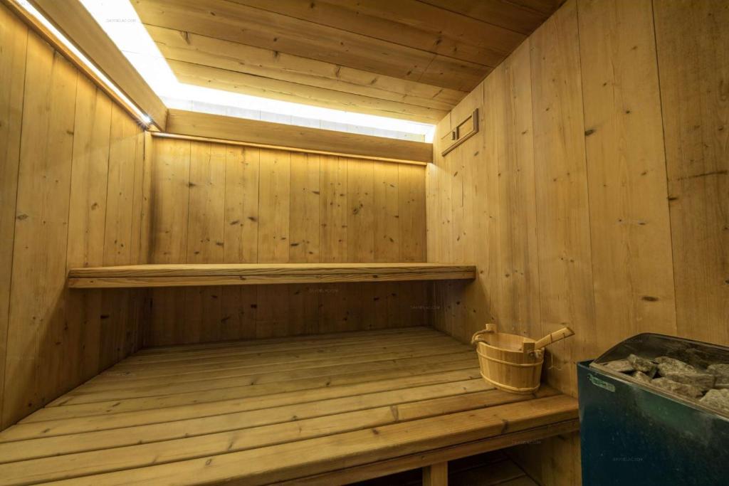 Val d’Isère - Extraordinaire Chalet Montana avec piscine sur la piste Olympique de Belevarde. – photo 11
