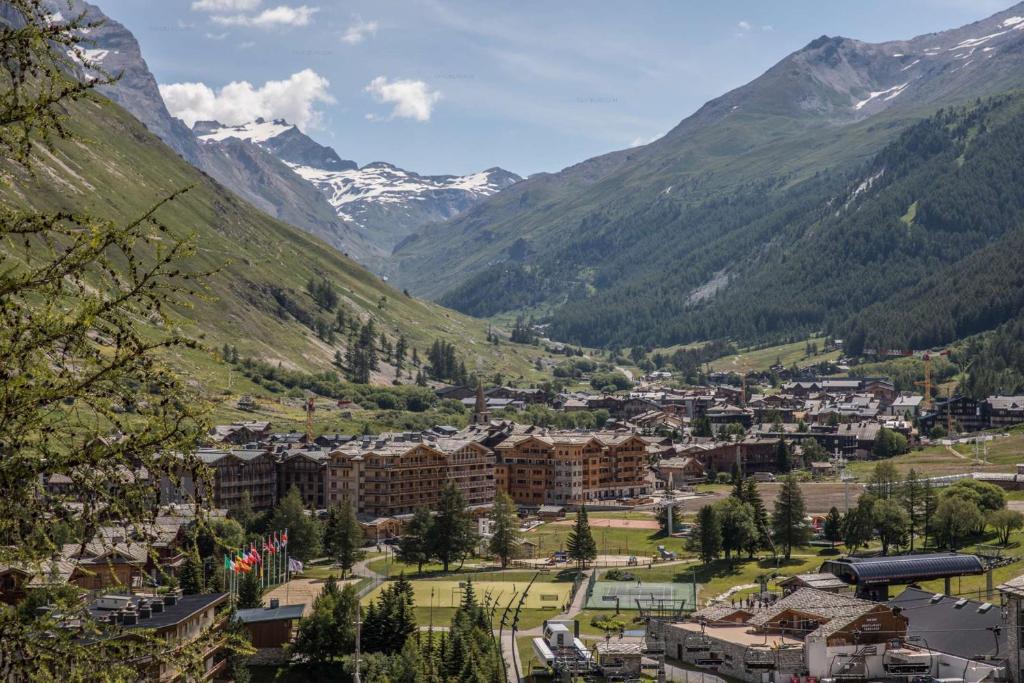 Val d’Isère - Extraordinaire Chalet Montana avec piscine sur la piste Olympique de Belevarde. – photo 14