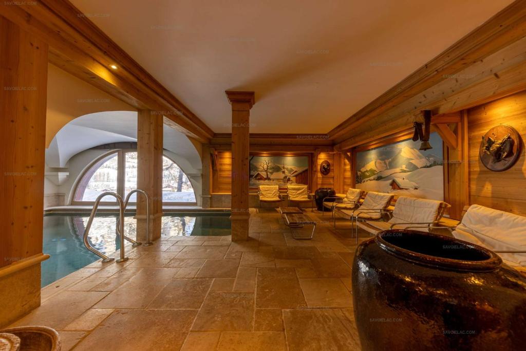 Val d’Isère - Extraordinaire Chalet Montana avec piscine sur la piste Olympique de Belevarde. – photo 23