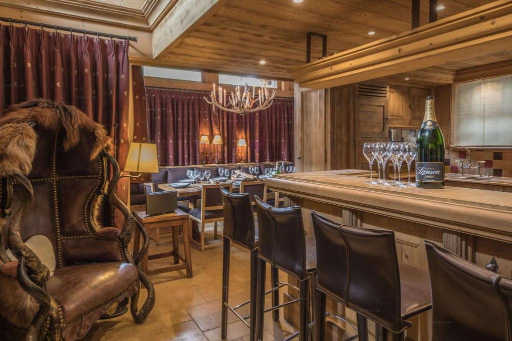 Val d’Isère - Extraordinaire Chalet Montana avec piscine sur la piste Olympique de Belevarde. – photo 8