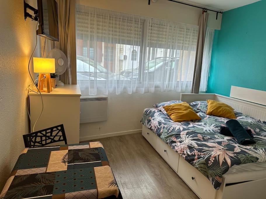 une chambre avec un lit et une fenêtre dans l'établissement Studio - Centre - Top Destination Sud Ouest, à Dax