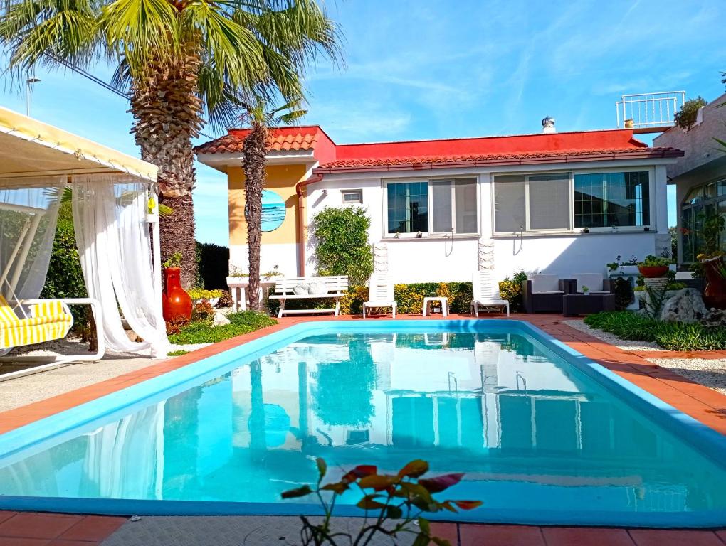 ein Swimmingpool vor einem Haus in der Unterkunft A casa dell' Artista in Fiumicino