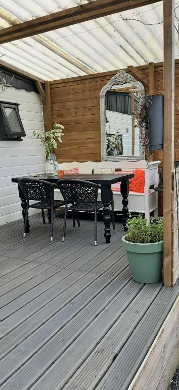 una mesa de ping pong en una terraza de madera en FoREST, en Zuidlaren