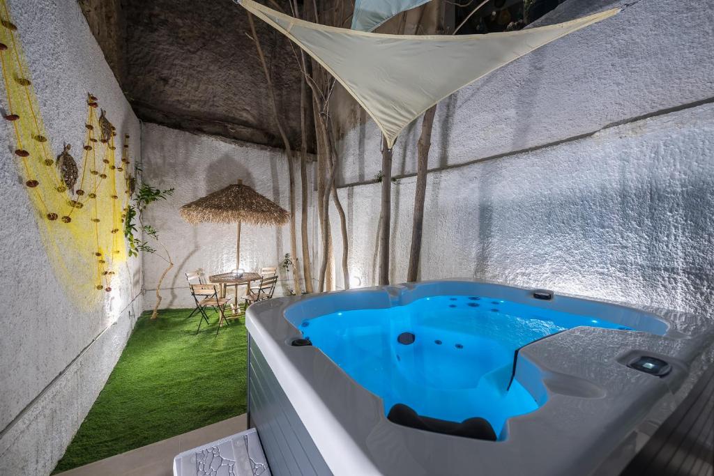 Fotografie z fotogalerie ubytování Kastela's Harbor Retreat with Jacuzzi v destinaci Piraeus