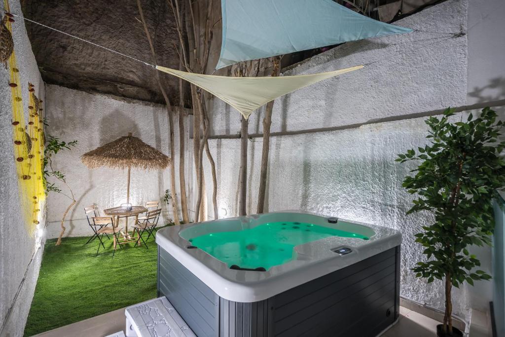 Fotografie z fotogalerie ubytování Kastela's Harbor Retreat with Jacuzzi v destinaci Piraeus