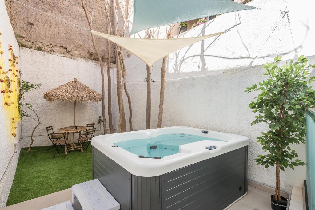 Fotografie z fotogalerie ubytování Kastela's Harbor Retreat with Jacuzzi v destinaci Piraeus