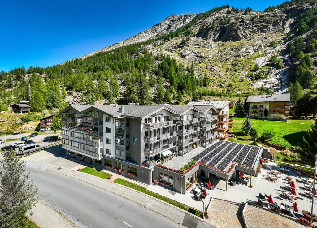 una vista aérea de un hotel con una montaña en Hotel Kristall-Saphir Superior en Saas-Almagell