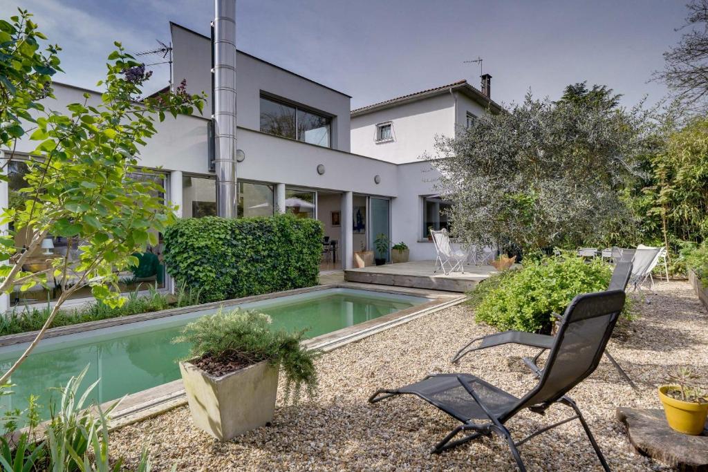 La Parenthèse Bordelaise - Maison d'architecte avec piscine في لو بوسكا: صورة منزل مع مسبح