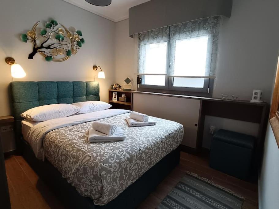 - une chambre avec un lit et 2 serviettes dans l'établissement Sotherm apartment, à Thermi