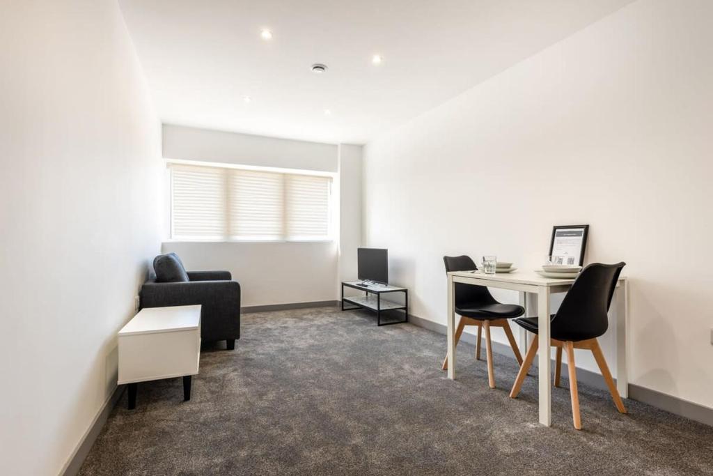 ein Büro mit einem Schreibtisch, Stühlen und einem Tisch in der Unterkunft Fantastic Central Doncaster 1 Bedroom Apartment in Doncaster