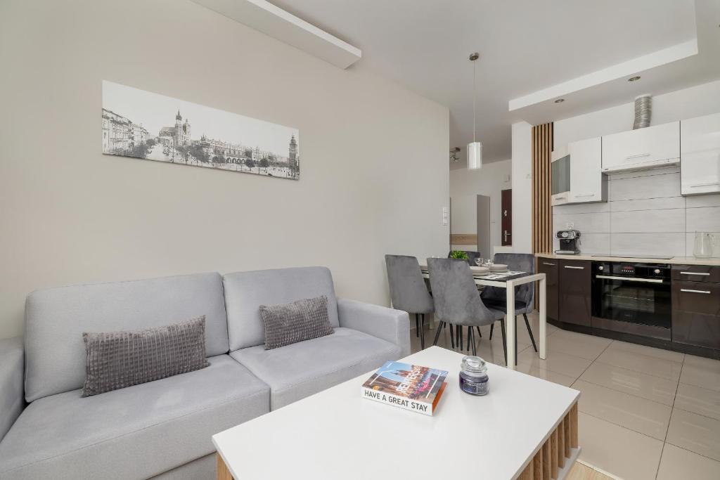 sala de estar con sofá y cocina en Podgórze Air-Conditioned Family Apartment with Parking by Renters, en Cracovia