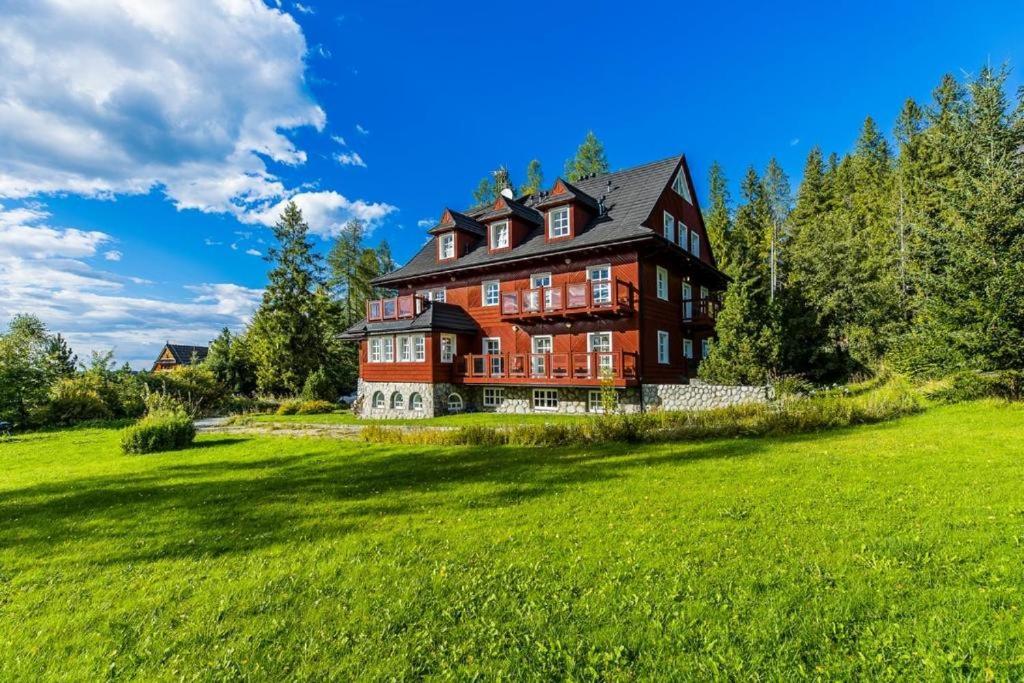 una gran casa en un exuberante campo verde en Bukowina Tatrzańska Apartamenty- Tatrzańska 35 blisko termy Bukovina, en Bukowina Tatrzańska