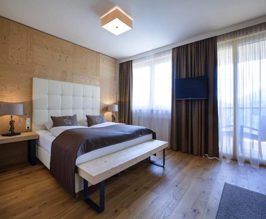 Postel nebo postele na pokoji v ubytování Almwellness Hotel Pierer