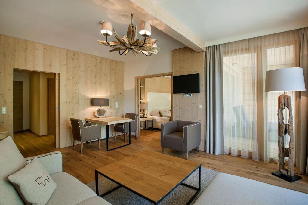 TV a/nebo společenská místnost v ubytování Almwellness Hotel Pierer