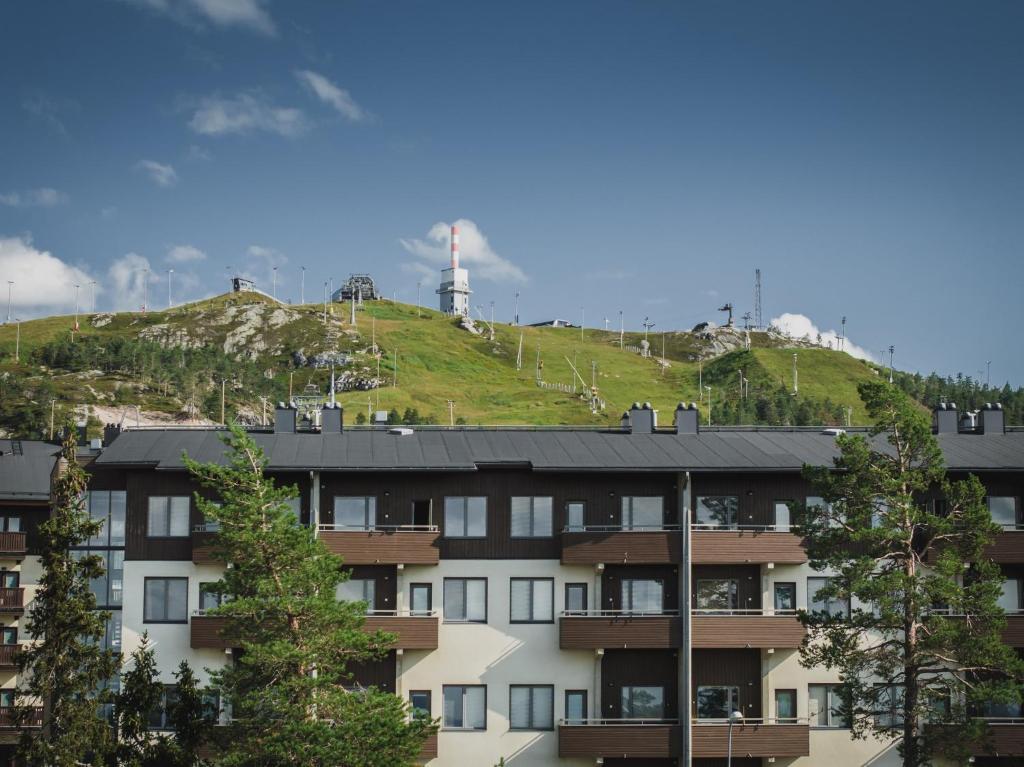 um edifício com uma colina com um farol em Ski-Inn RukaSuites em Ruka