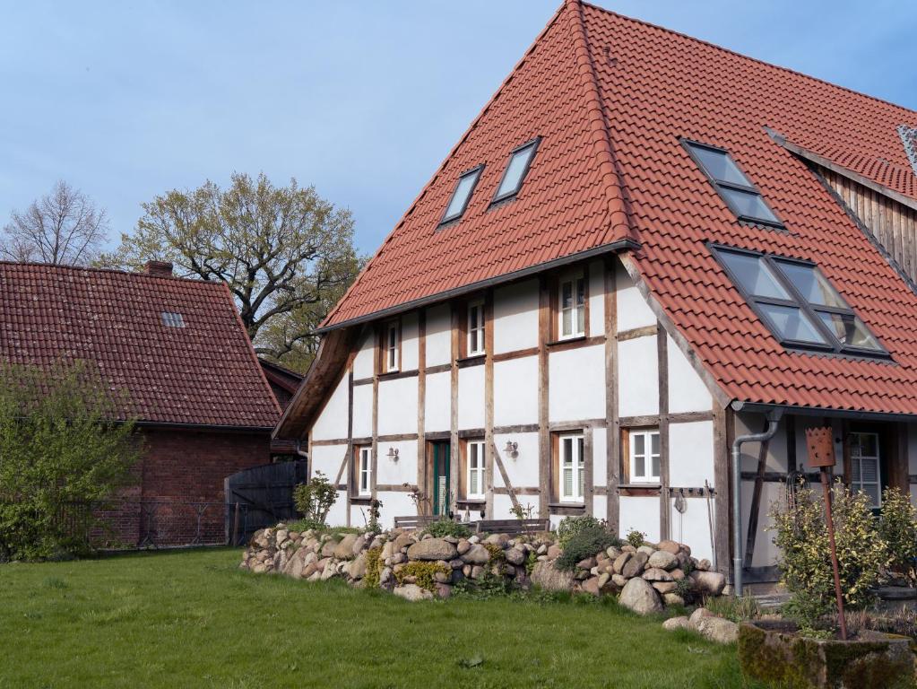 een oud huis met een rood dak bij Remark Studios - Apartment - Fachwerkhaus - Zentral in Burgwedel