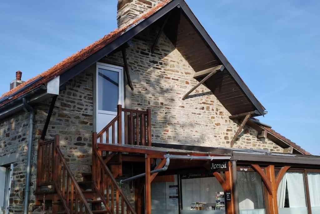 Cette maison en briques dispose d'une terrasse et d'un balcon. dans l'établissement Studio équipé au sein d'une fermette, à Moncy