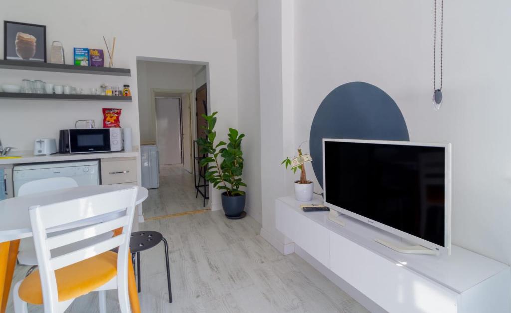 TV a/nebo společenská místnost v ubytování Alex Suites Lara