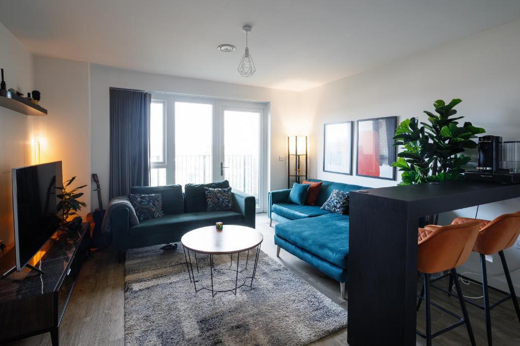 a living room with a blue couch and a table at Charming 1-Bed Apartment in London in London