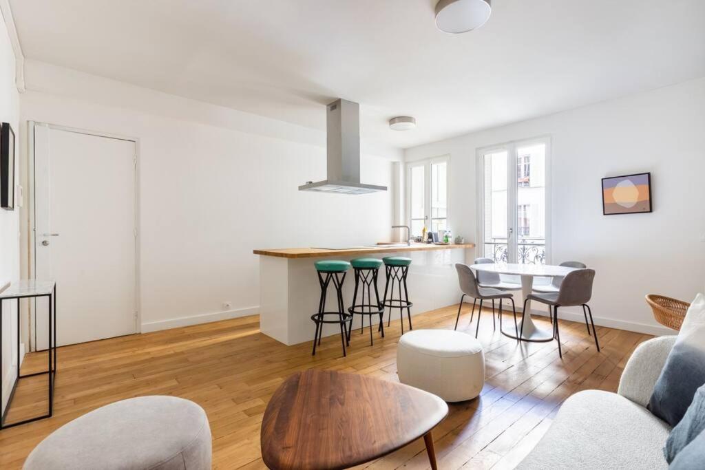 uma sala de estar com um sofá e uma mesa em Tour Eiffel - Invalides - Rénové em Paris