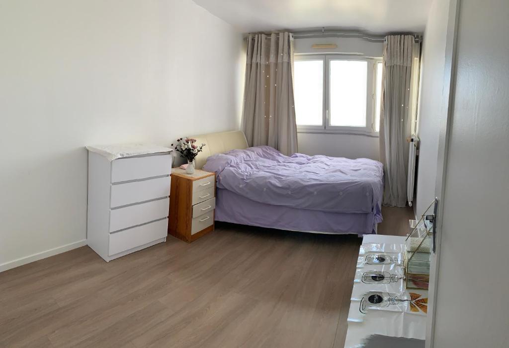 sypialnia z łóżkiem, komodą i oknem w obiekcie Une chambre très proche de Paris w mieście Vitry-sur-Seine