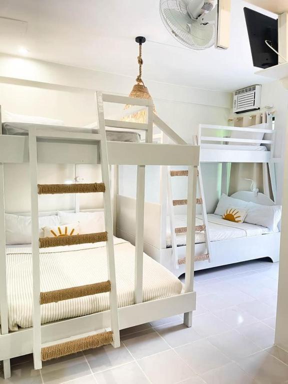 Voodi või voodid majutusasutuse Caleo Boracay Island Station 3 toas