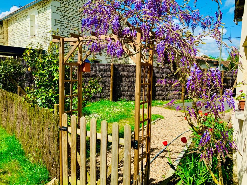 Ogród w obiekcie Gîte Clair de Lune
