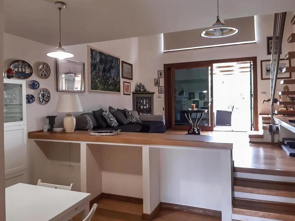 - une cuisine et un salon avec un grand comptoir dans l'établissement Il Giardino di Minù, à Monterosi