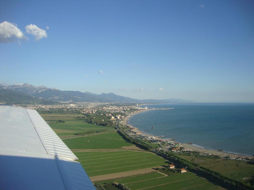 una vista del océano desde el ala de un avión en Appartamento Marina, en Marina di Carrara