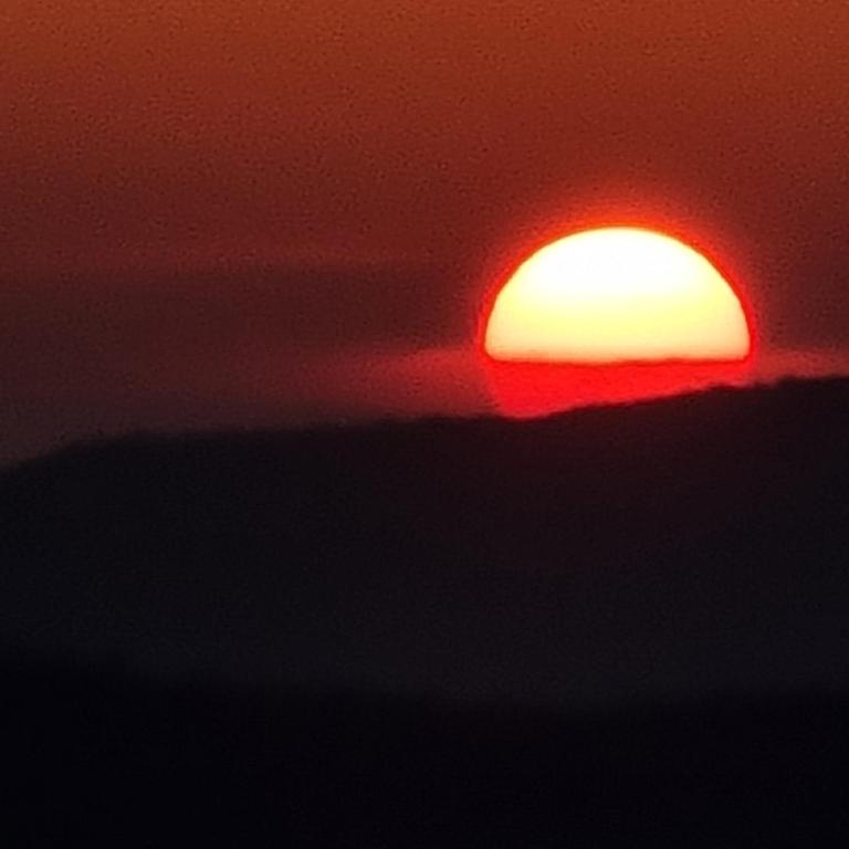 Východ nebo západ slunce při pohledu z hotelu nebo okolí