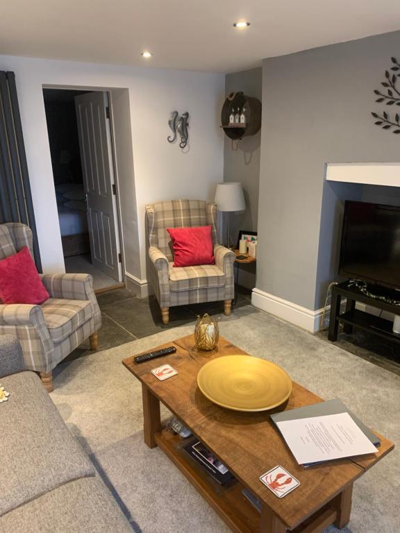 a living room with a couch and a table at Ty Ni Holiday Apartment Aberdovey in Aberdyfi