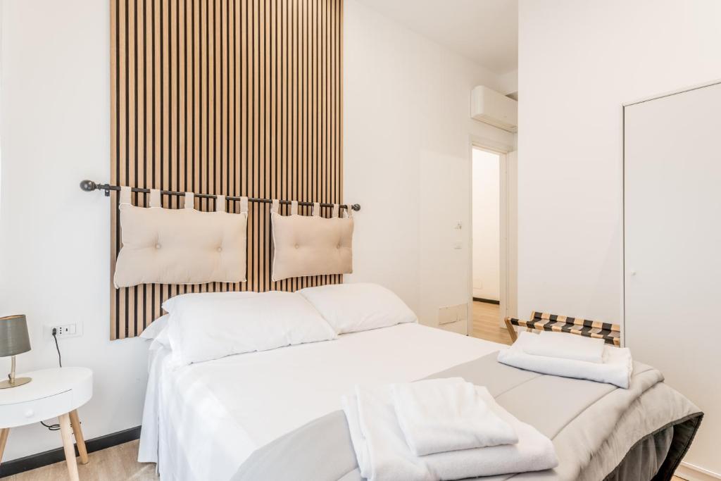 - une chambre avec un lit blanc et un miroir dans l'établissement Casa Roma B&B, à Rome