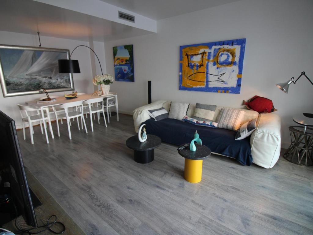 Televízia a/alebo spoločenská miestnosť v ubytovaní PLAÇA DEL PORT - Magnífico apartamento con vistas al Castellar. - ES-228-76