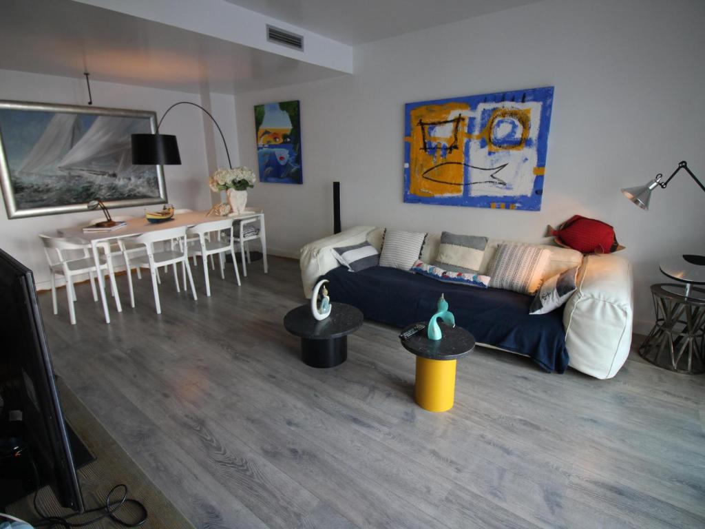 uma sala de estar com um sofá e uma mesa em Apartamento Llançà, 3 dormitorios, 6 personas - ES-228-76 em Llançà