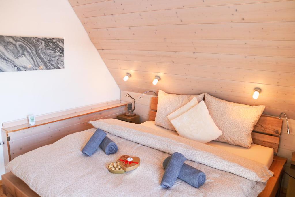 un dormitorio con una cama con animales de peluche en Wolfsgrund Villa und/oder Apartment - Luxus in Seenähe mit tollem Garten, en Schluchsee