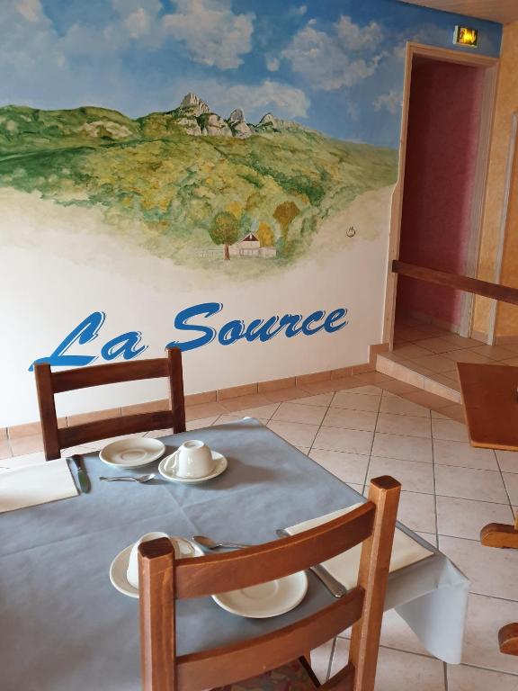 Posezení v ubytování LA SOURCE Jacquet depuis 1954 Hôtel et Studio