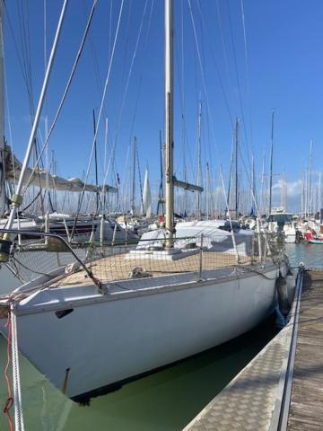 a sailboat docked at a dock in a harbor at Nuit insolite dans un petit voilier in La Rochelle