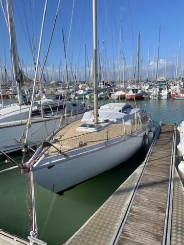 a sailboat docked at a dock in a harbor at Nuit insolite dans un petit voilier in La Rochelle