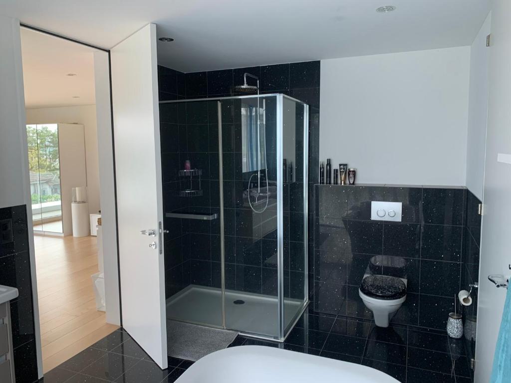 Koupelna v ubytování Deluxe Doppelzimmer mit Pool und Aussicht